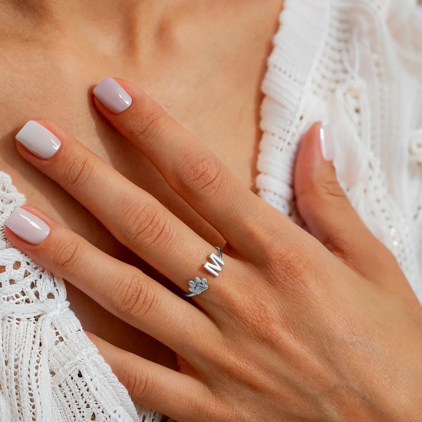 Spersonalizowany pierścionek z inicjałem pupila